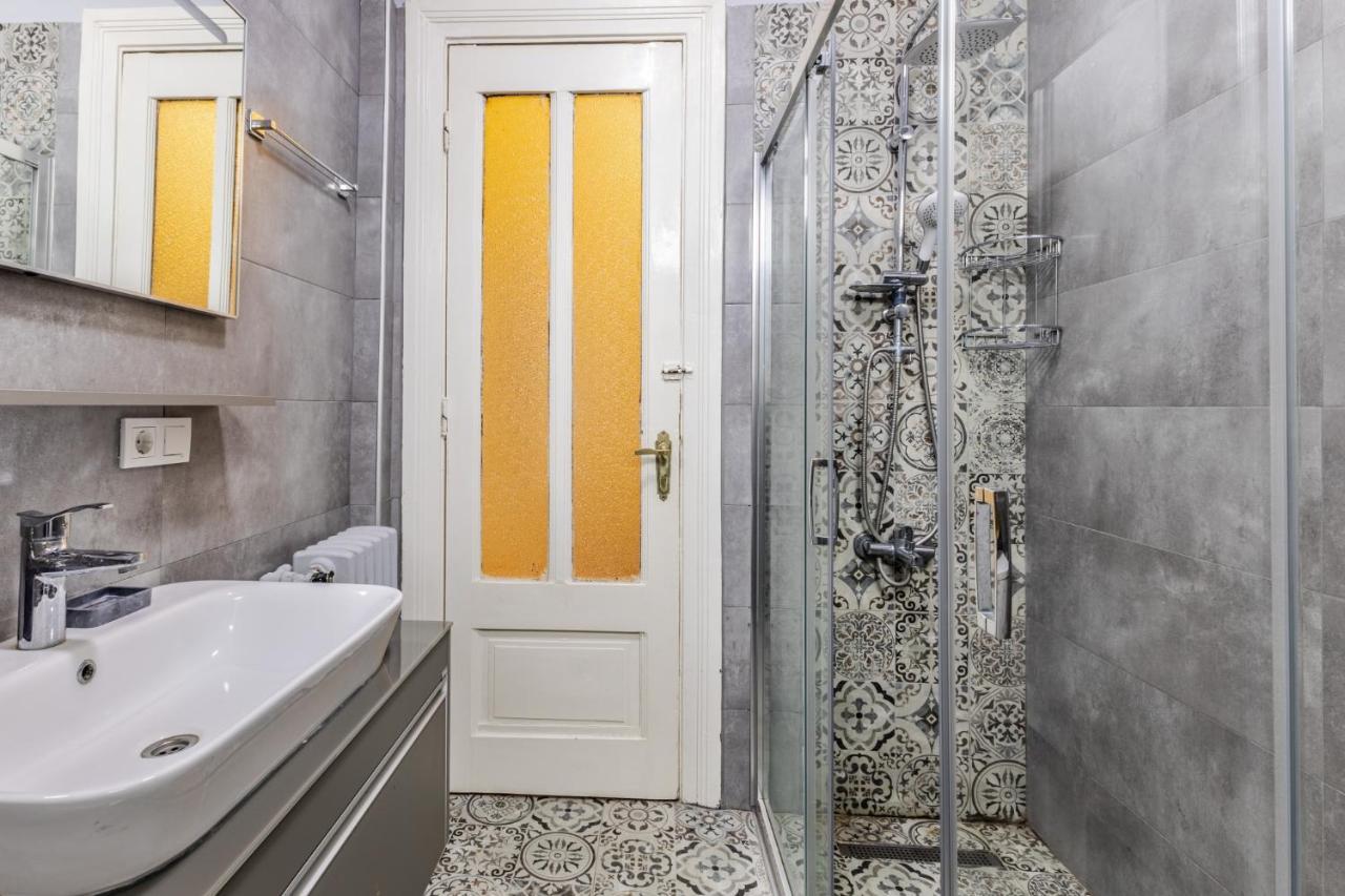 Flat With Balcony And Bosphorus View In Beyoglu Apartment อิสตันบูล ภายนอก รูปภาพ