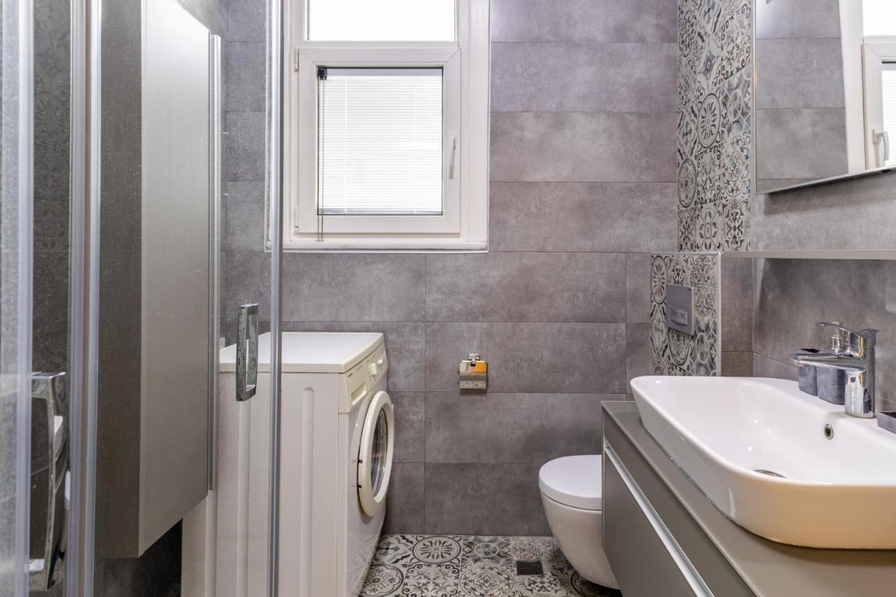 Flat With Balcony And Bosphorus View In Beyoglu Apartment อิสตันบูล ภายนอก รูปภาพ
